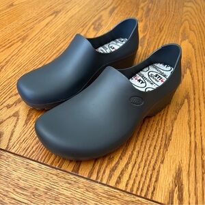 Brand New Womens Sticky Professional Nursing Shoe 7B
